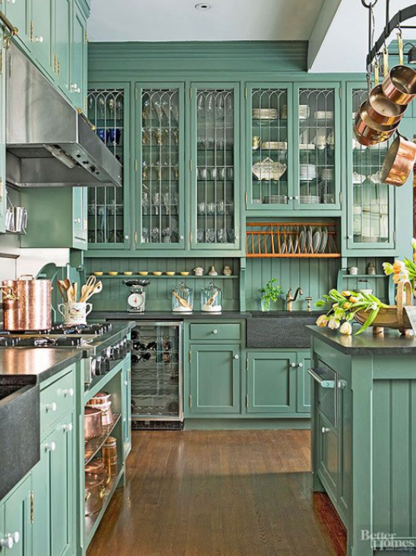 Kabinet dapur dengan ukiran artistik dan pegangan vintage